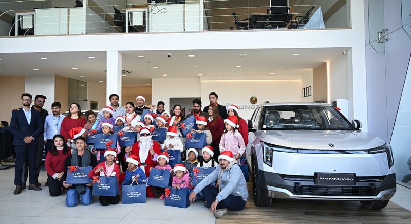 चिल्ड्रेन होमका बालबालिकाले गरे नामी शोरूमको भ्रमण