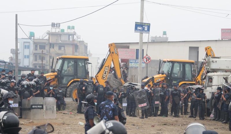 मनोहरा सुकुमवासी बस्तीमा घरटहरा भत्काउन सुरु