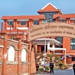 भन्सार र हुलाकका ३ कर्मचारी अख्तियारको नियन्त्रणमा, २३ थान मोबाइल सेटसमेत बरामद