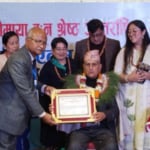 गीतकार खरेललाई हेटौंडामा १ लाखको संगीत पुरस्कार प्रदान