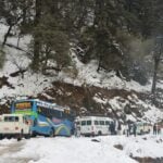 रुकुम पूर्वमा भारी हिमपात, दर्जनौं यात्रु अलपत्र मध्यपहाडी लोकमार्ग अवरुद्ध