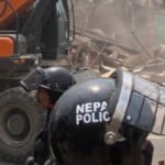 मनोहरा नदी किनारमा डोजरमाथि ढुंगामुढा, एक दर्जन प्रहरी घाइते