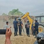 रौतहटमा सार्वजनिक जग्गा अतिक्रमण हटाइयो, दुई घर भत्काइयो