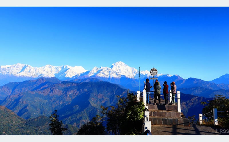 हिमाल हेर्न बेलढुङ्गामा पर्यटक