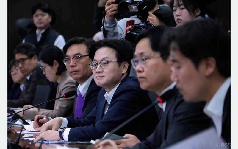 Global Trade Uncertainty Rises After Supreme Court Ruling Against Trump's Import Tariffs