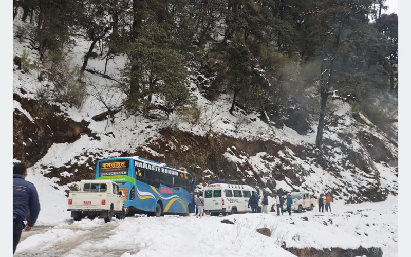 Heavy Snowfall Blocks Mid-Hill Highway in Rukum East, Stranding Hundreds