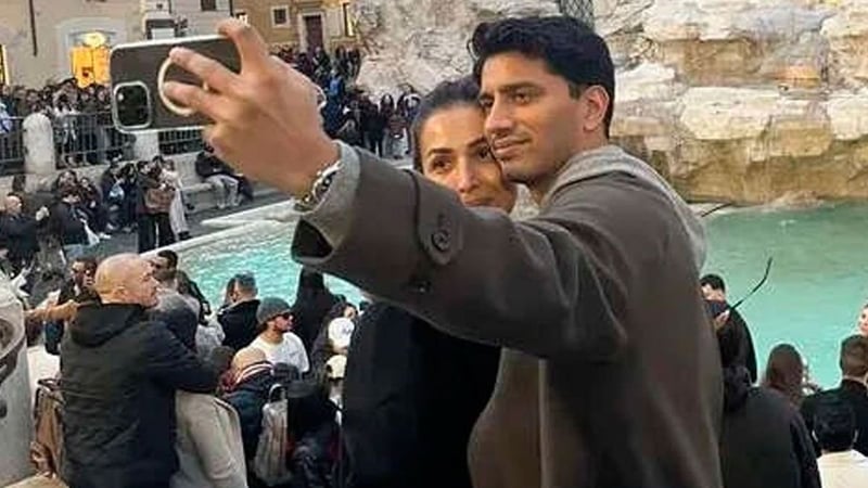 Viral Photo Fuels Speculation About Bollywood Actress Malaika Arora's Relationship with Diamond Merchant Harsh Mehra