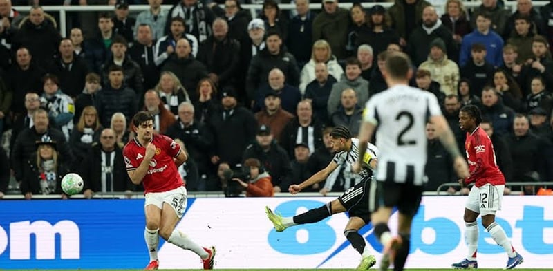 Newcastle Stuns Manchester United with Late Winner Despite Red Card in Premier League Clash