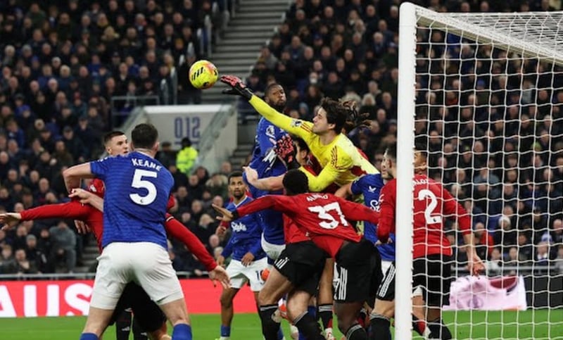 Manchester United Edges Everton 1-0 in Premier League Clash