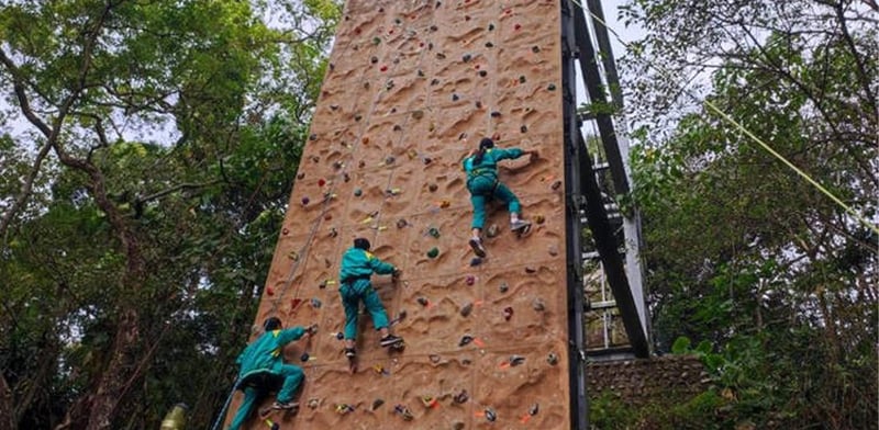 Taiwanese High School Requires Students to Scale 15-Meter Climbing Wall for Graduation Certificate