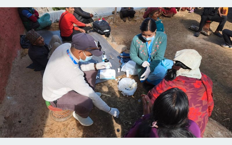 टोलमै पुगेर स्वास्थ्य परीक्षण अभियान सञ्चालन