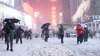 Blizzard Paralyses US East Coast, Causing Widespread Power Outages and Flight Cancellations
