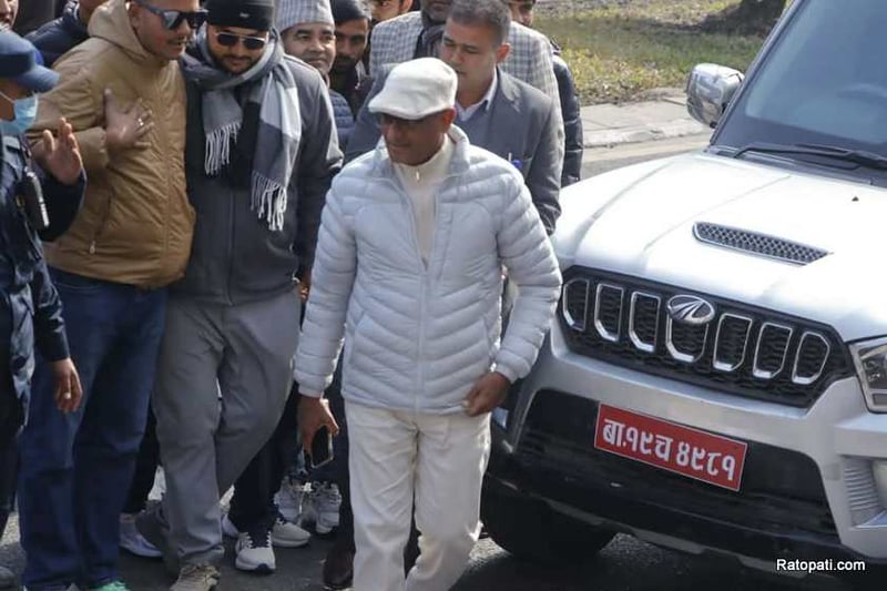 रमेश लेखक बयानका लागि आयोगमा उपस्थित