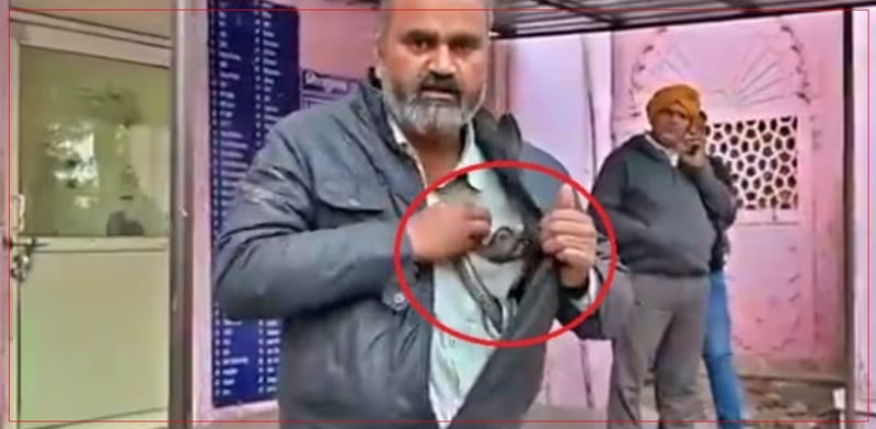 आफूलाई डस्ने सर्प जिउँदै बोकेर उपचारका लागि अस्पताल पुगे एक व्यक्ति