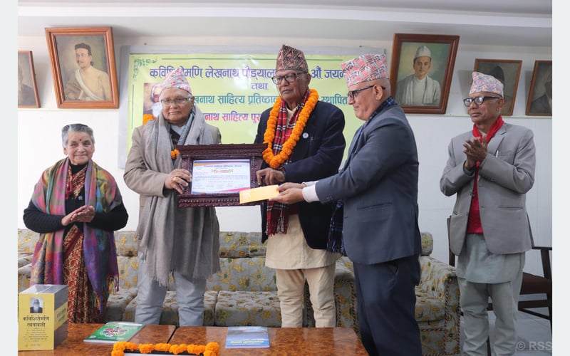 लेखनाथ साहित्य पुरस्कार प्राध्यापक कँडेललाई प्रदान