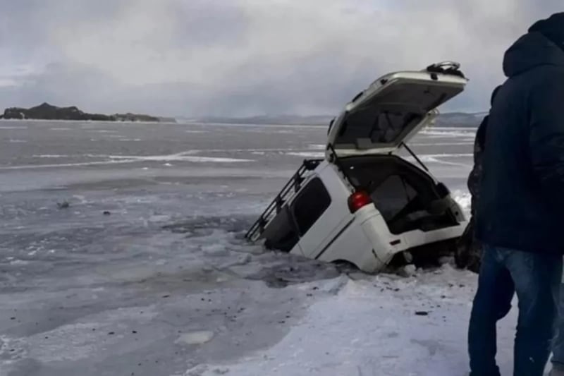 Seven Chinese Tourists Killed After Bus Plunges Through Ice on Russia's Lake Baikal
