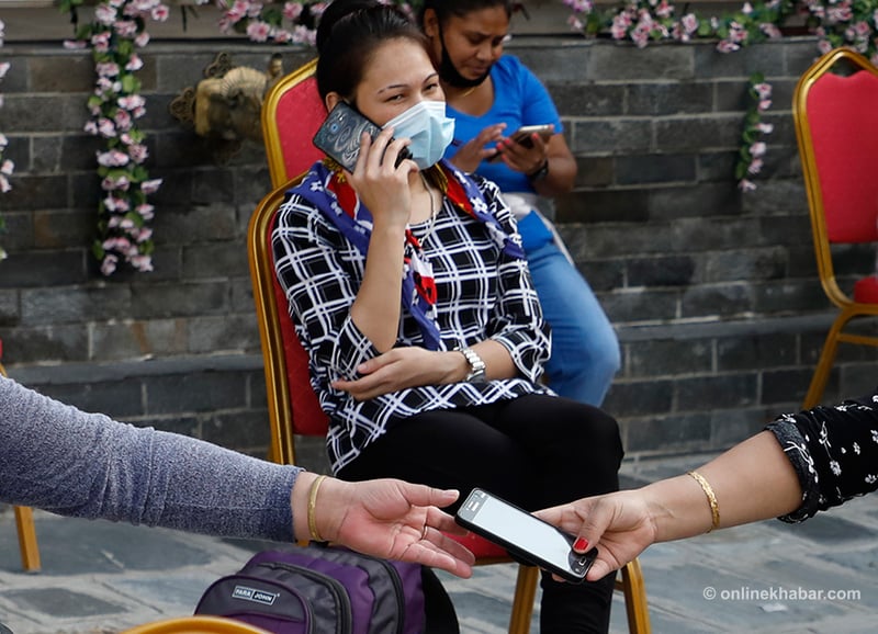 नेपालका ९०.४ प्रतिशत वयस्क पुरुषसँग आफ्नै मोबाइल फोन, महिलासँग कति ?