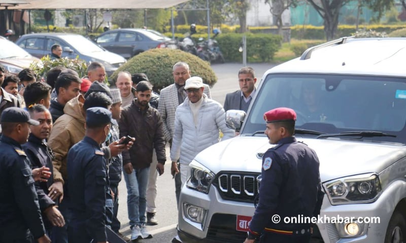 रमेश लेखकमाथि लगाइएको स्थान हद फुकुवा गर्ने आयोगको तयारी