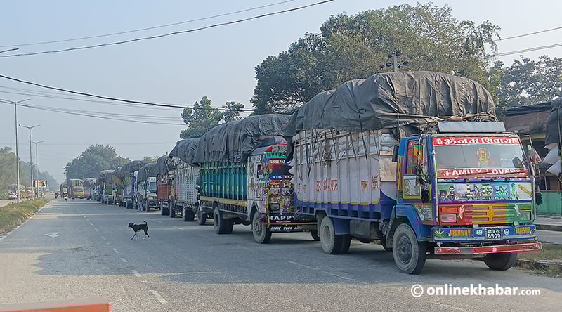 मालवाहक सवारीले तोकिएभन्दा बढी भार बोके कारबाही