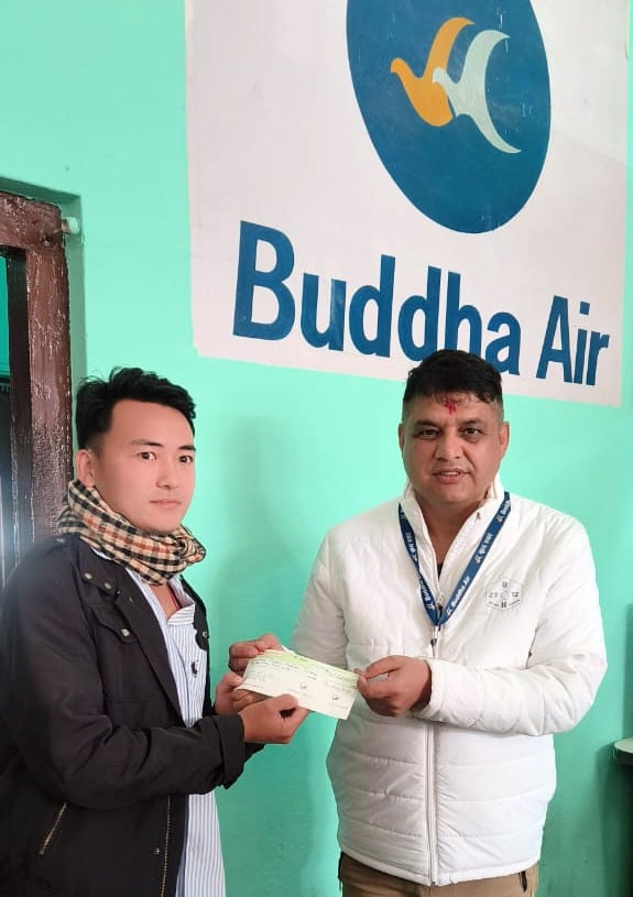 भद्रपुरमा जहाजको ढोका खोल्न सहयोग गर्ने यात्रुलाई १ लाख नगदसहित बुद्धको सम्मान