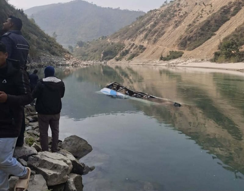 रामेछाप बस दुर्घटना : ११ जनाको उद्धार, जना गम्भीर