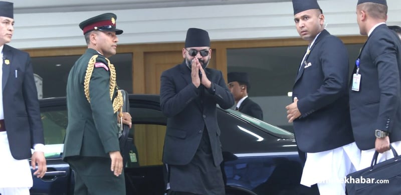 प्रधानमन्त्री बालेन सिंहदरबारमा, मन्त्रीहरूसँग छलफलमा