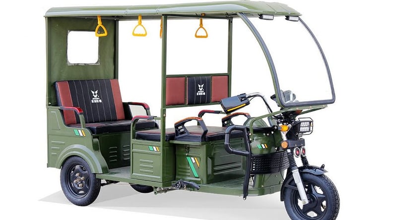 सिटी सफारी चढेकी किशोरी बलात्कृत, चालक पक्राउ