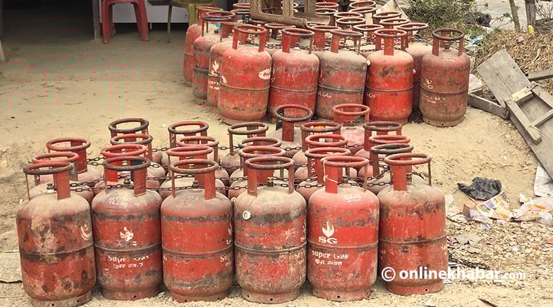 धनुषामा ‘एक परिवार एक सिलिन्डर ग्यास’, कालोबजारी गर्ने व्यापारीलाई कारबाही