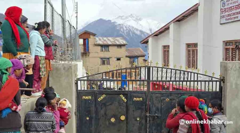 हुम्लामा खानेपानी अभाव, स्थानीयले घेरे जिल्ला प्रशासन कार्यालय