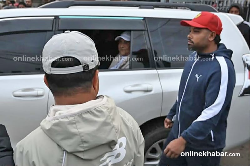 ओलीलाई उनकै गाडीमा राखेर प्रहरी परिसर लगियो