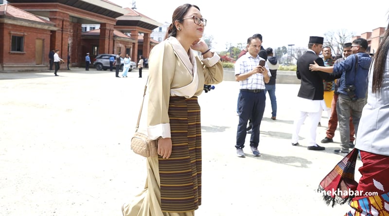 थरीथरी भेषभूषामा शपथ लिन पुगे नवनिर्वाचित सांसद (तस्वीरहरू)