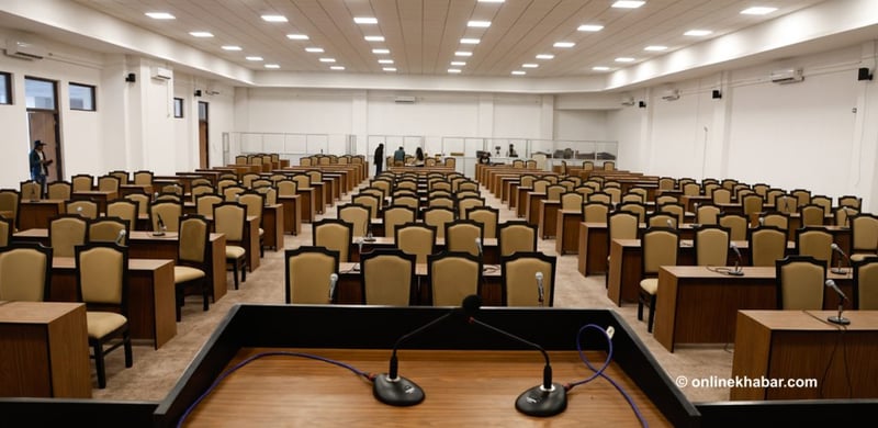 नयाँ सांसदलाई स्वागत गर्न पर्खिरहेको संसद्का कुर्सी (तस्वीरहरू)