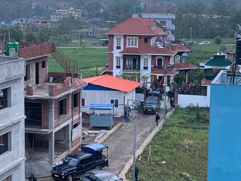 ओली पक्राउ गर्न निवासमा छिर्यो प्रहरी