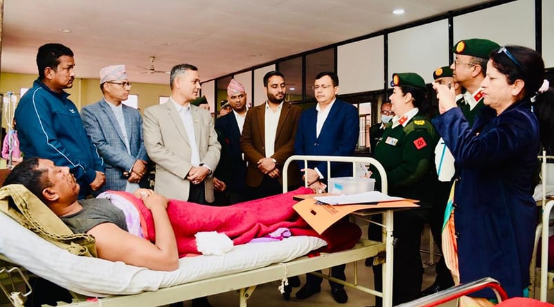 रामेछाप बस दुर्घटनाका घाइतेको स्वास्थ्य अवस्थाबारे गृहमन्त्रीले लिए जानकारी