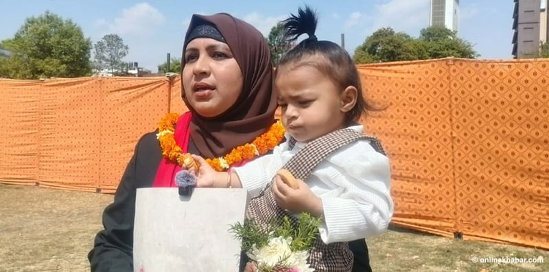 डेढ वर्षीया छोरी बोकेर प्रमाणपत्र लिन आइपुगिन् सांसद समिना मिया