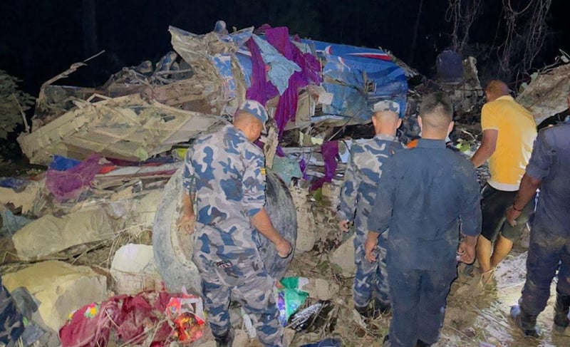 ट्रकले ठक्कर दिंदा दाउन्नेको भिरबाट खस्यो बस, ३ जनाको मृत्यु