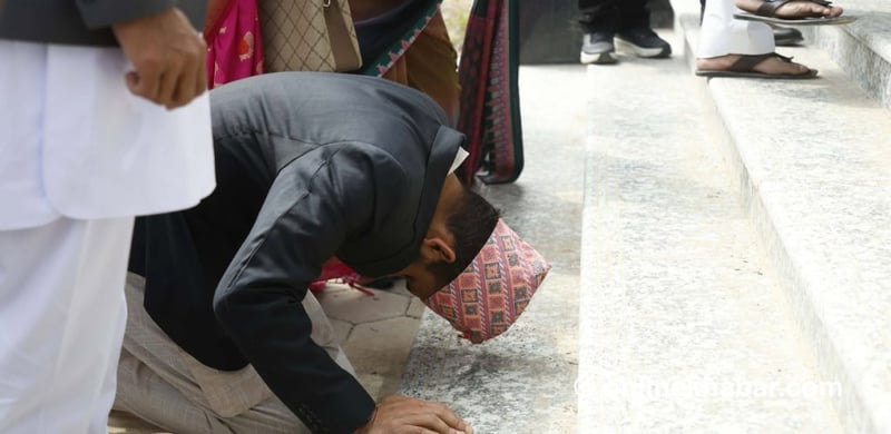 जो संसद् भवनको मूल ढोका ढोगेर शपथमा सहभागी भए (तस्वीरहरू)