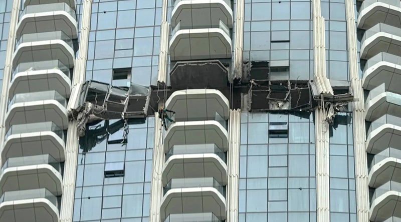 हवाई आक्रमणपछि भग्नावशेष खस्दा दुबईको भवनमा क्षति