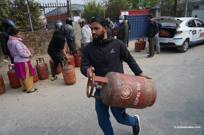 भोलिदेखि आधा सिलिन्डर ग्यास बिक्री गरिने