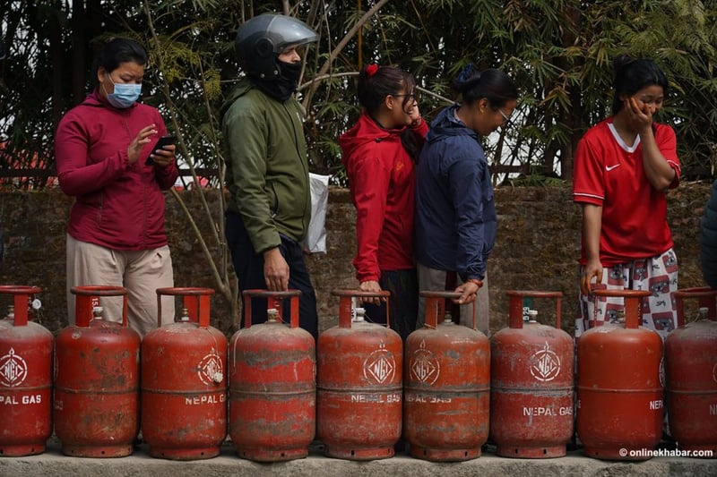 सरकारको निर्णय कुरेनन् व्यवसायीले, सोमबारदेखि १४.२ किलोकै ग्यास सिलिन्डर बेच्ने