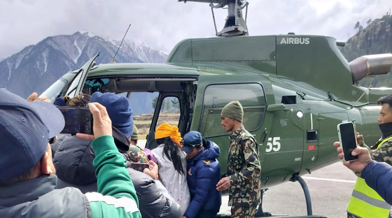 हुम्लामा बच्चा जन्माउन नसकेपछि गर्भवतीको हेलिकप्टरबाट उद्धार