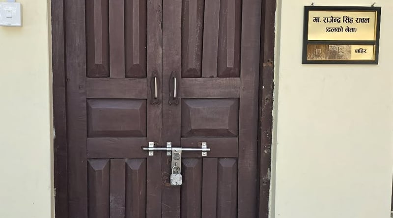 एमाले सुदूरपश्चिम संसदीय दलका नेता रावलकाे कार्यालयमा युवा संघकाे तालाबन्दी