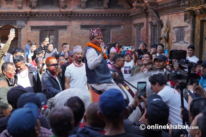 सामान्य नागरिकलाई एक दिने ‘राजा’ बनाउने पाटनको घोडेजात्रा (तस्वीरहरू)