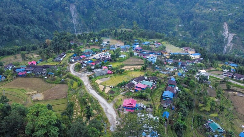 मध्यपहाडी लोकमार्गको कालोपत्रेमा हेलचेक्रयाइँ