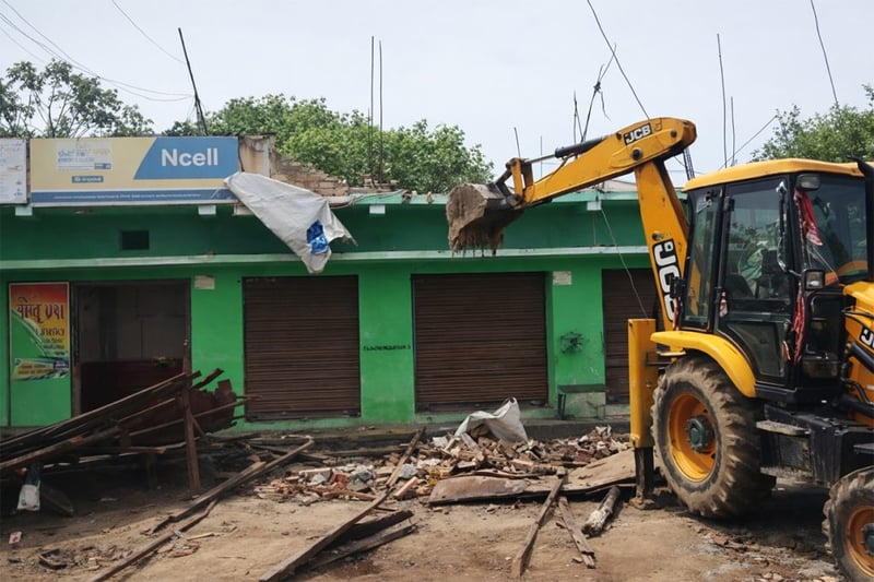 पर्सामा गुठीको अतिक्रमित जग्गामा बनेका संरचनामा चल्यो डोजर, ३८० घर हटाइयो