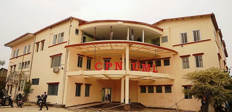 ओली पक्राउ परेपछि एमालेले बोलायो आकस्मिक बैठक