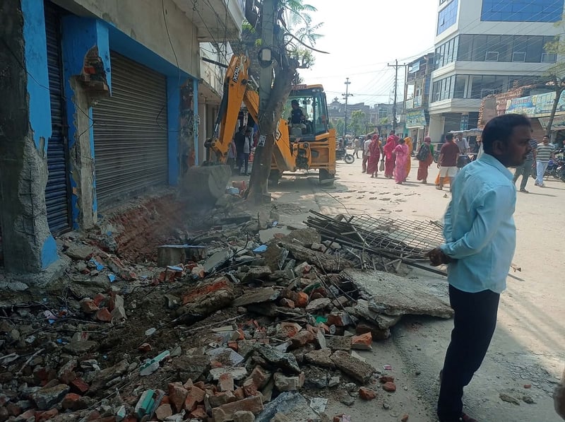 सडक मापदण्डमा परेका जग्गामा बनाइएका संरचनामा डोजर