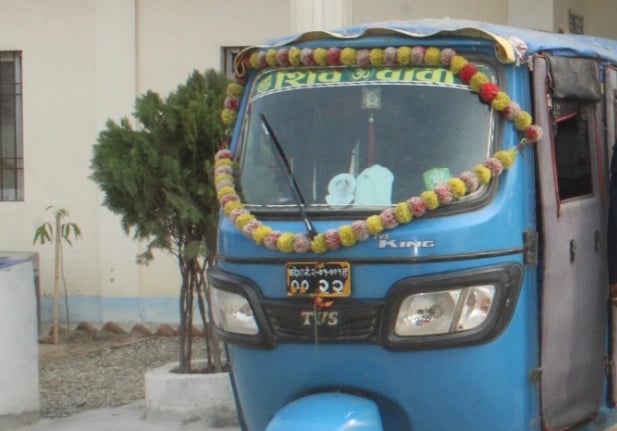 यात्रु बोक्ने अटोमा गाँजा तस्करी, १ महिलासहित २ जना पक्राउ