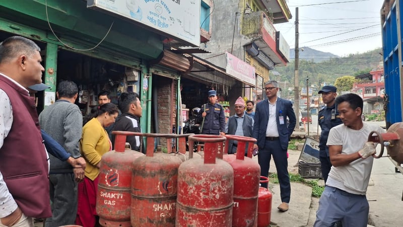 स्याङ्जामा ग्यास पसलहरु अनुगमन