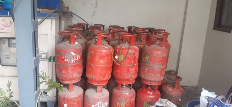 गोदाममा ग्यास भए पनि दिदैंनन् व्यापारी